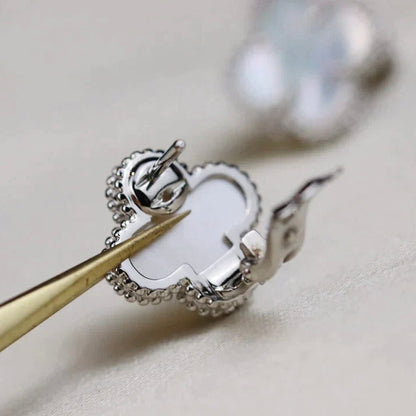 ¡®Moco¡¯CLOVER MEDIUM 1 MOTIFS  WHITE MOP EARRINGS SILVER