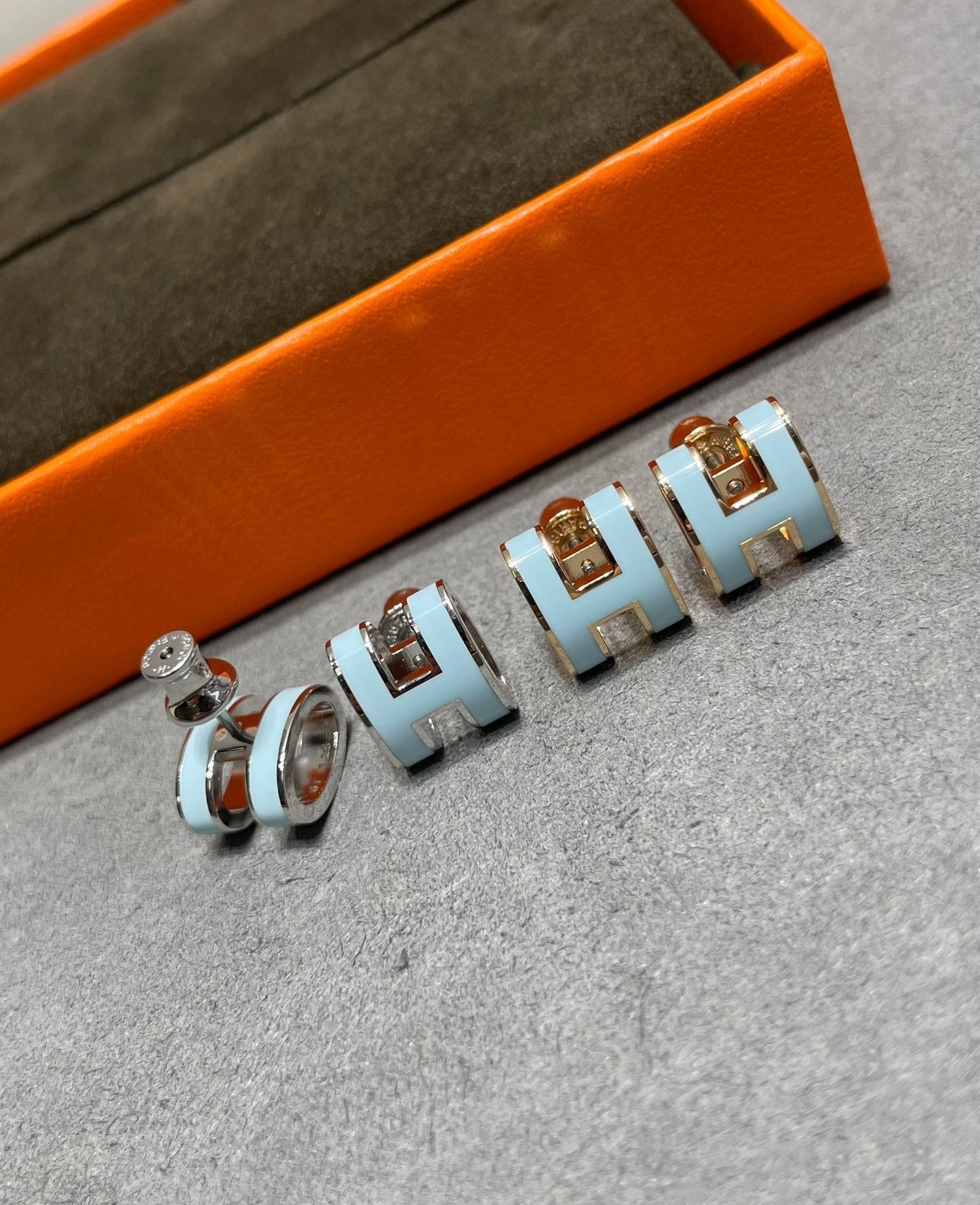 ¡®Moco¡¯POP H SKY BLUE STUD EARRINGS
