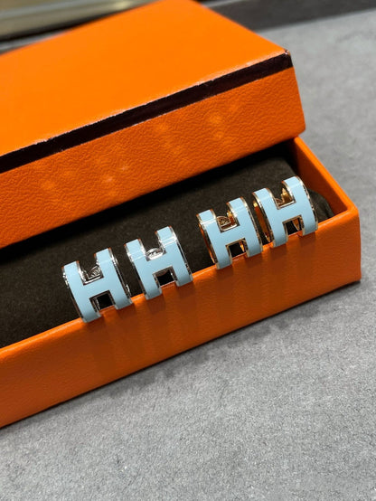 ¡®Moco¡¯POP H SKY BLUE STUD EARRINGS