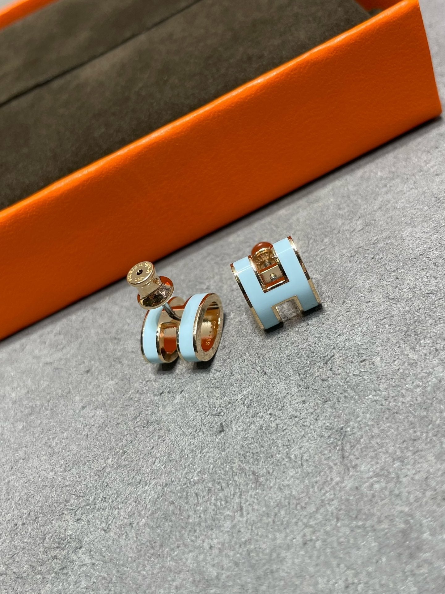 ¡®Moco¡¯POP H SKY BLUE STUD EARRINGS