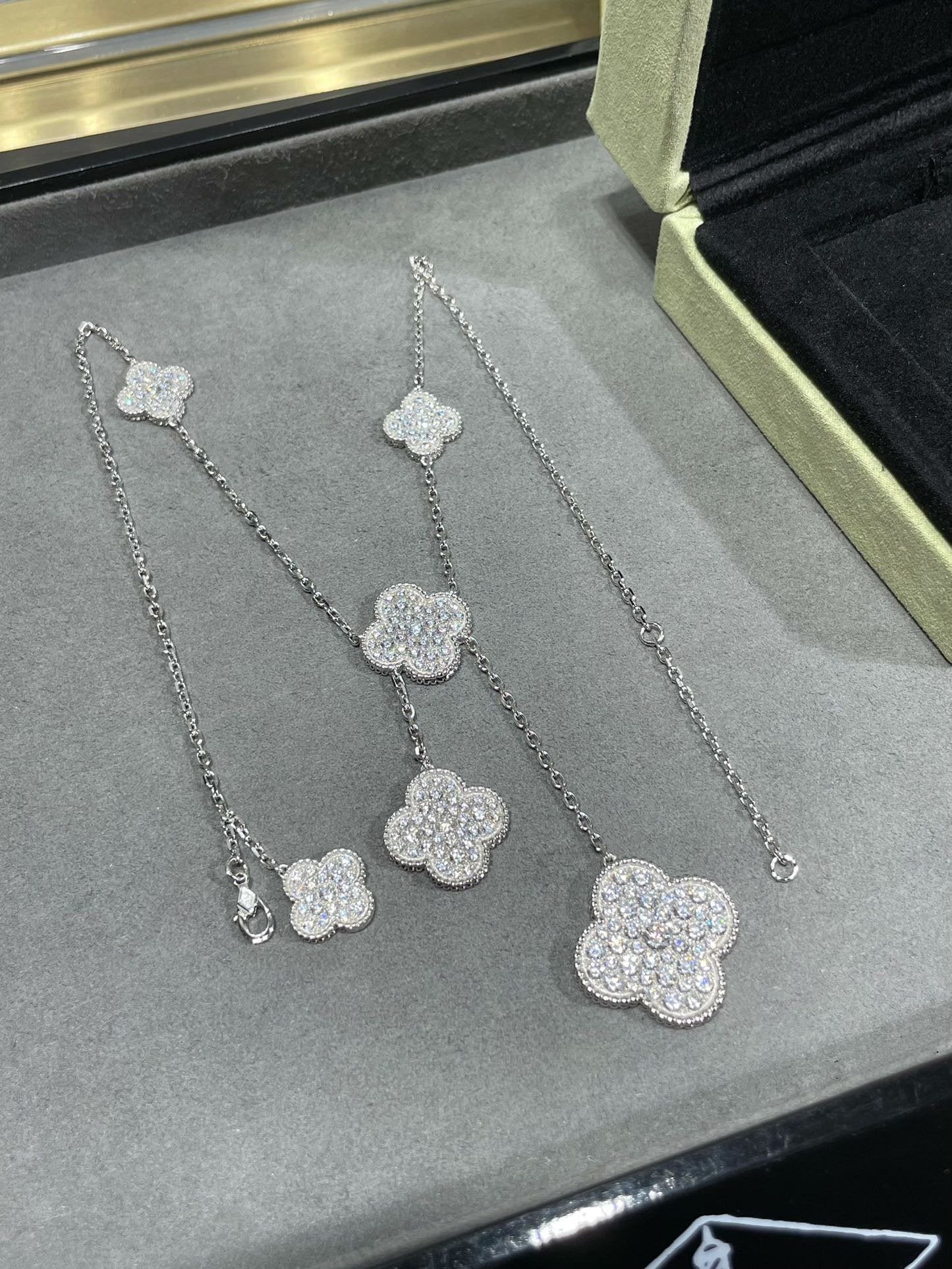 [moco jewelrys]CLOVER 6 MOTIF DIAMOND PAVED NECKLACE
