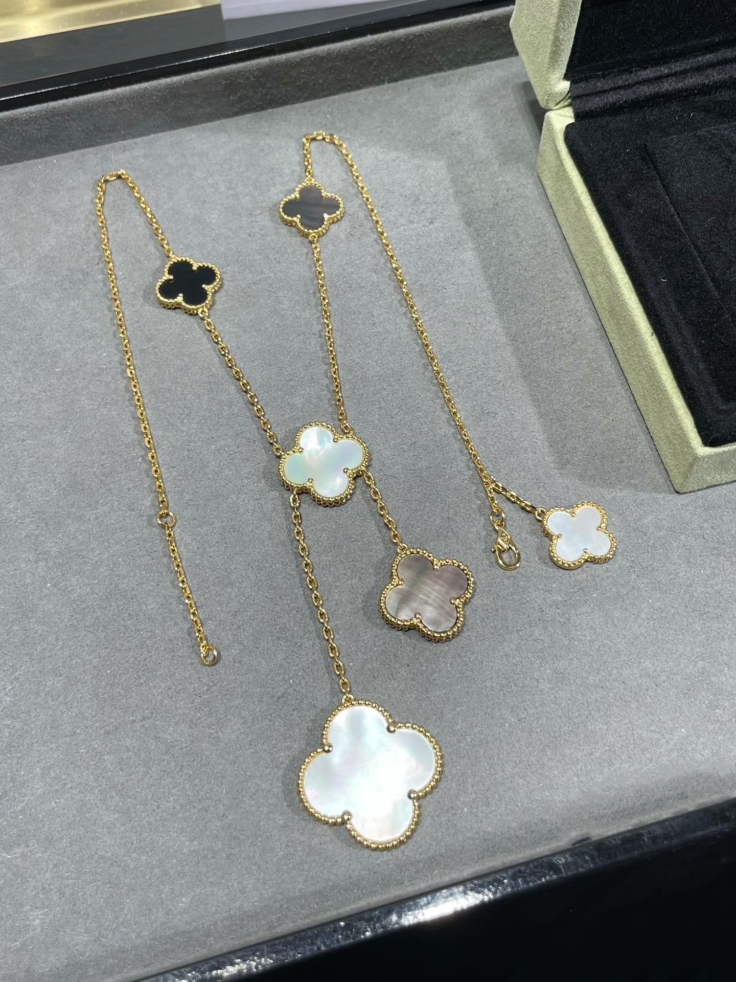 [moco jewelrys]CLOVER 6 MOTIF MOP ONYX GOLD NECKLACE