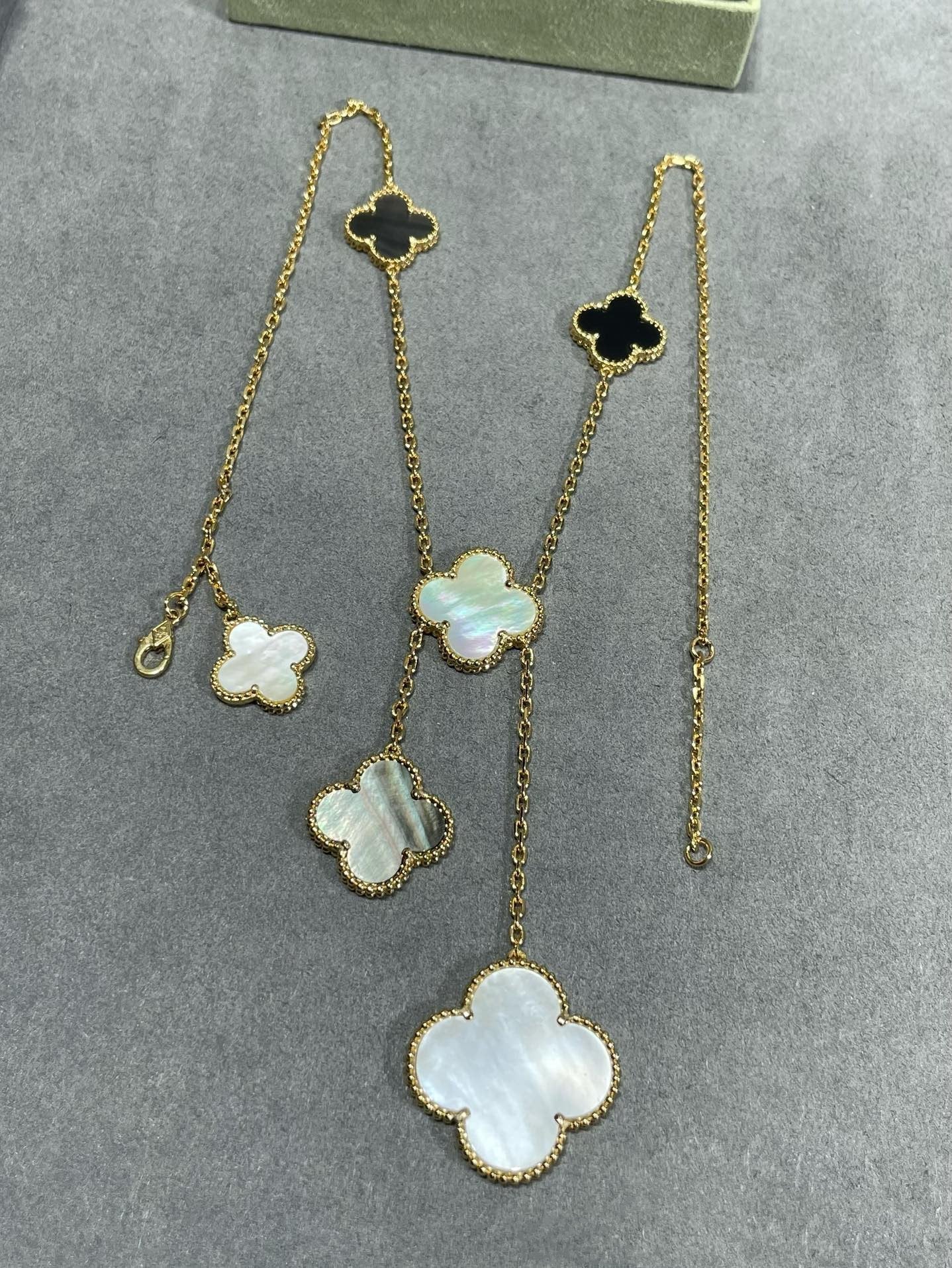 [moco jewelrys]CLOVER 6 MOTIF MOP ONYX GOLD NECKLACE