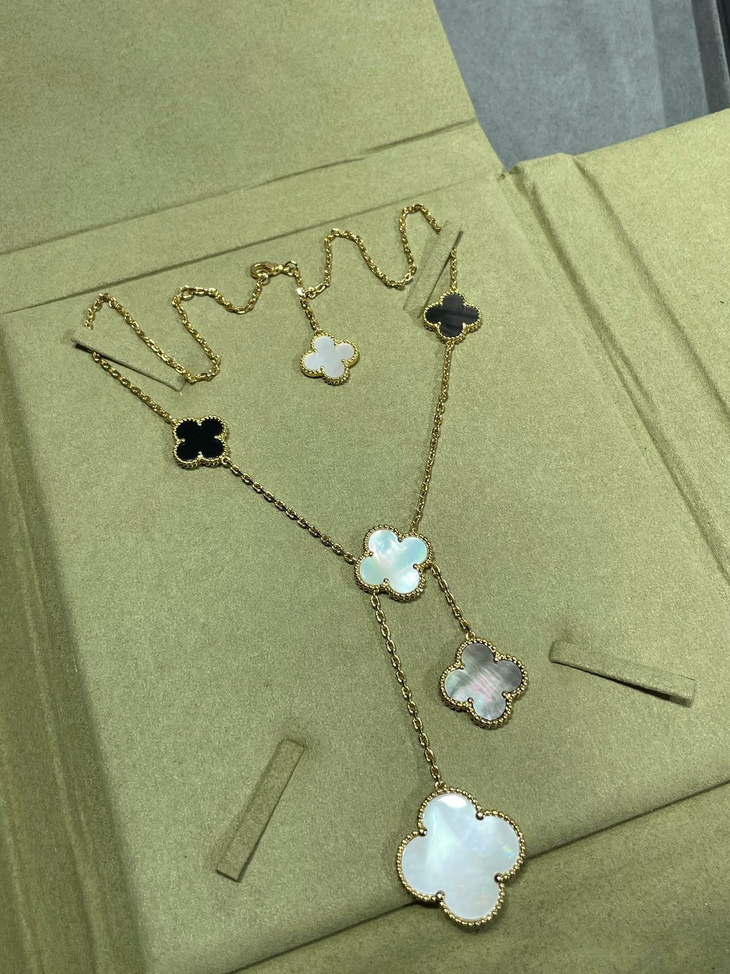 [moco jewelrys]CLOVER 6 MOTIF MOP ONYX GOLD NECKLACE