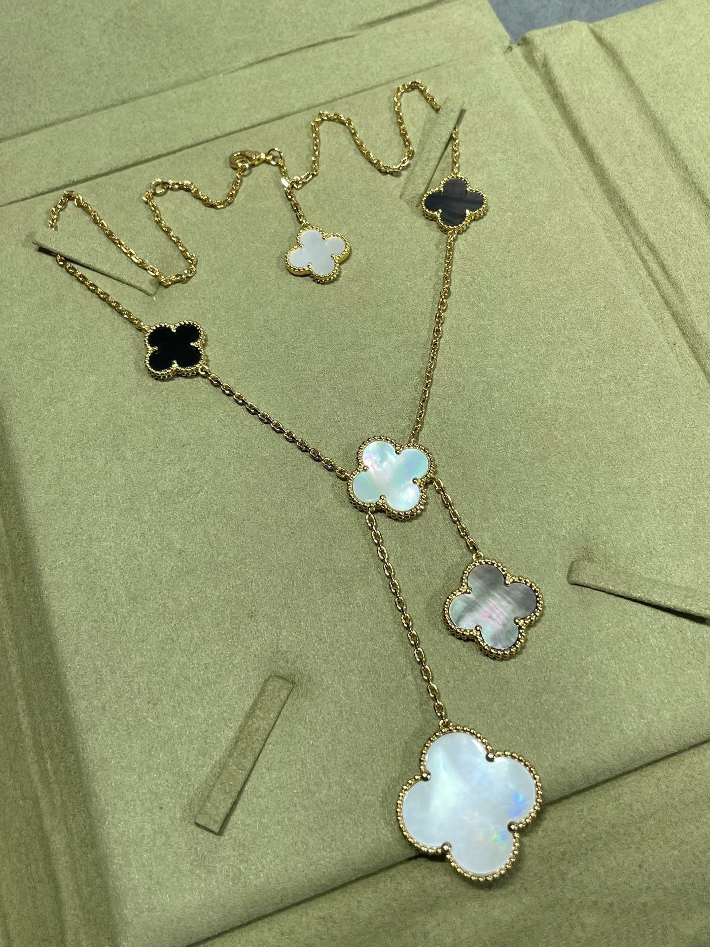 [moco jewelrys]CLOVER 6 MOTIF MOP ONYX GOLD NECKLACE