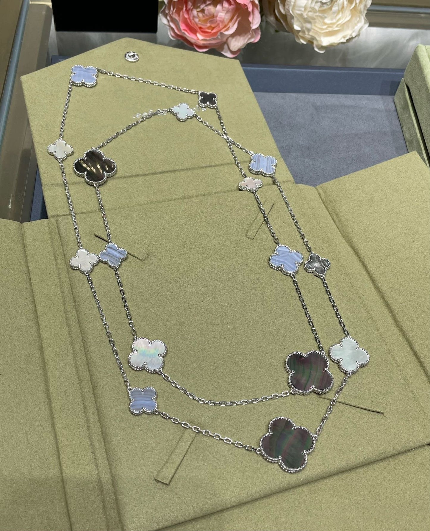 [moco jewelrys]CLOVER 16 MOTIF CHALCEDONY MOP SILVER NECKLACE