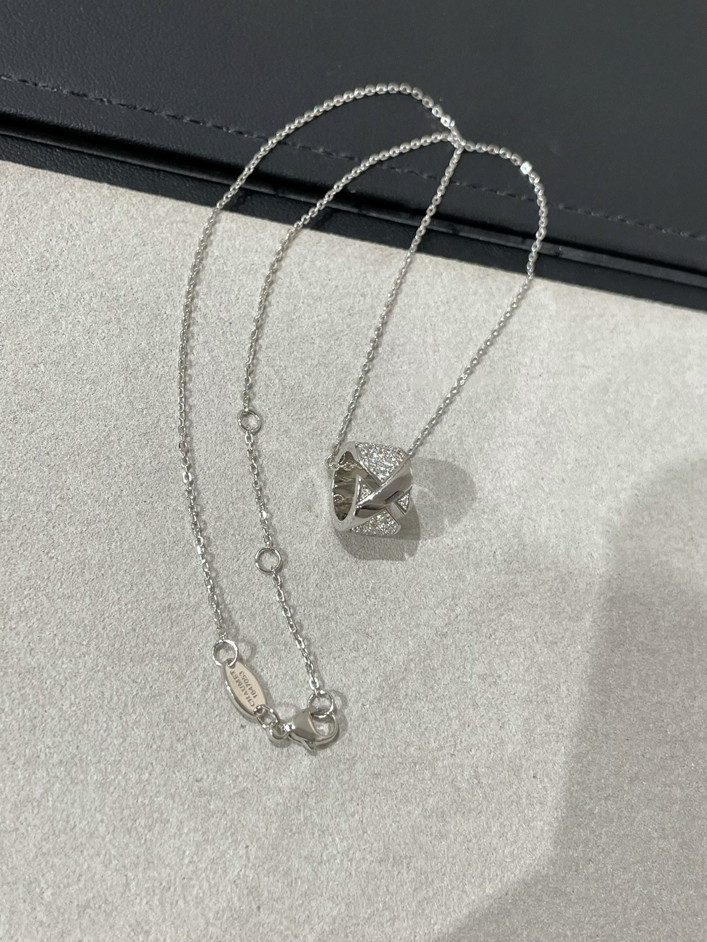 [moco jewelrys]LIENS EVIDENCE DIAMOND PAVED HALSKETTE