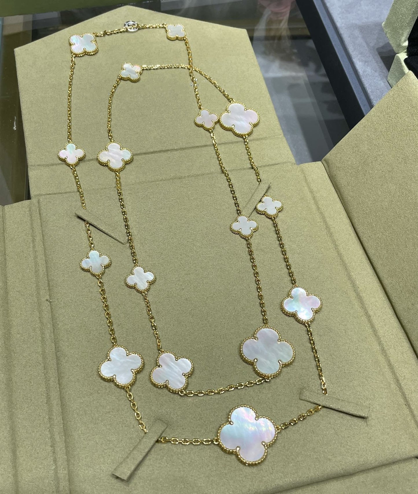 [moco jewelrys]CLOVER 16 MOTIF WHITE MOP GOLD NECKLACE