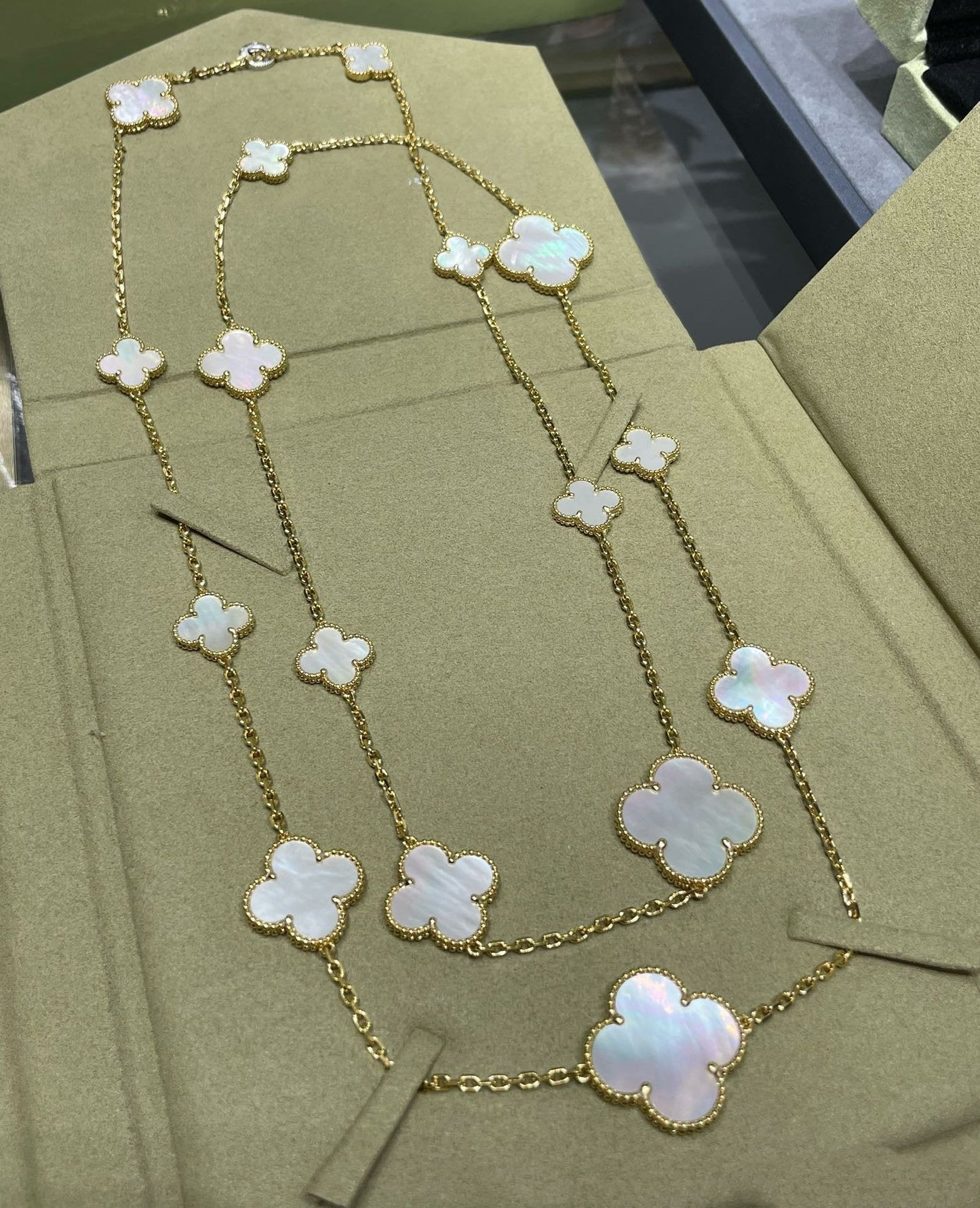 [moco jewelrys]CLOVER 16 MOTIF WHITE MOP GOLD NECKLACE