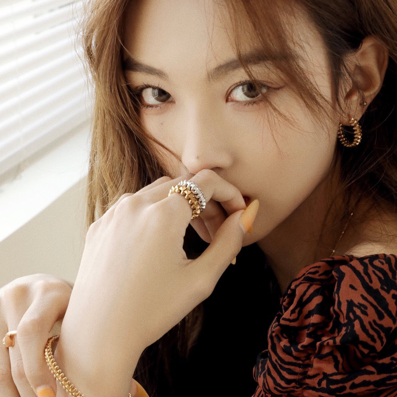 [moco jewelrys]CLASH SMALL HOOP EARRINGS