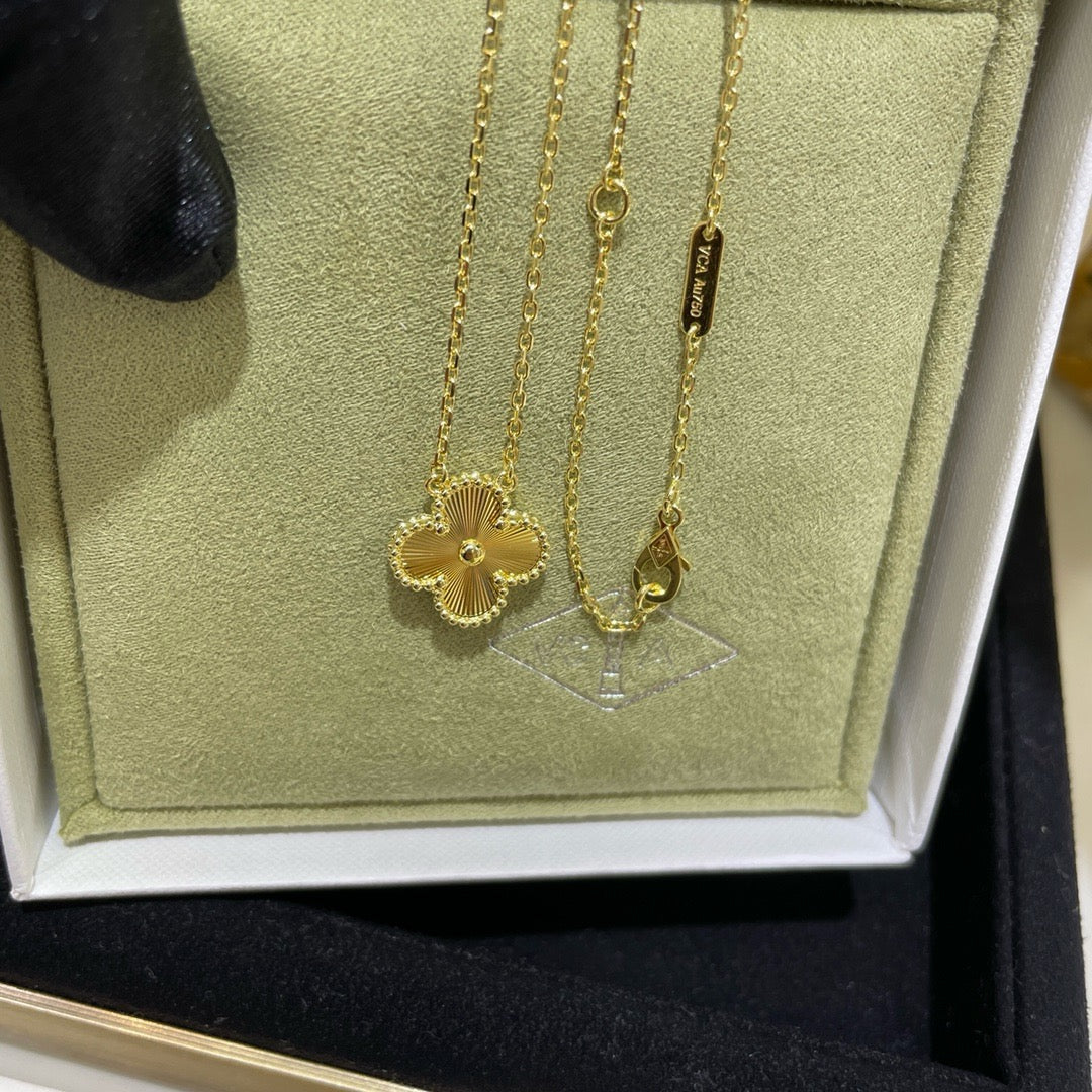 [moco jewelrys]CLOVER 15MM LASER NECKLACE