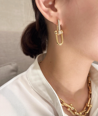 [moco jewelrys]TF HORSESHOE BUCKLE DIAMOND EARRINGS