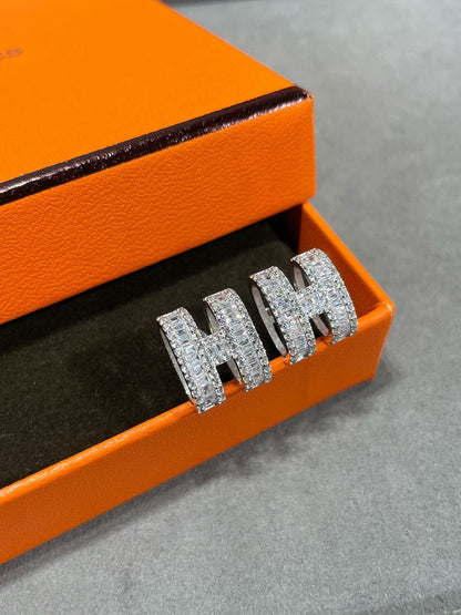 ¡®Moco¡¯H STUD EARRINGS WITH SILVER DIAMONDS