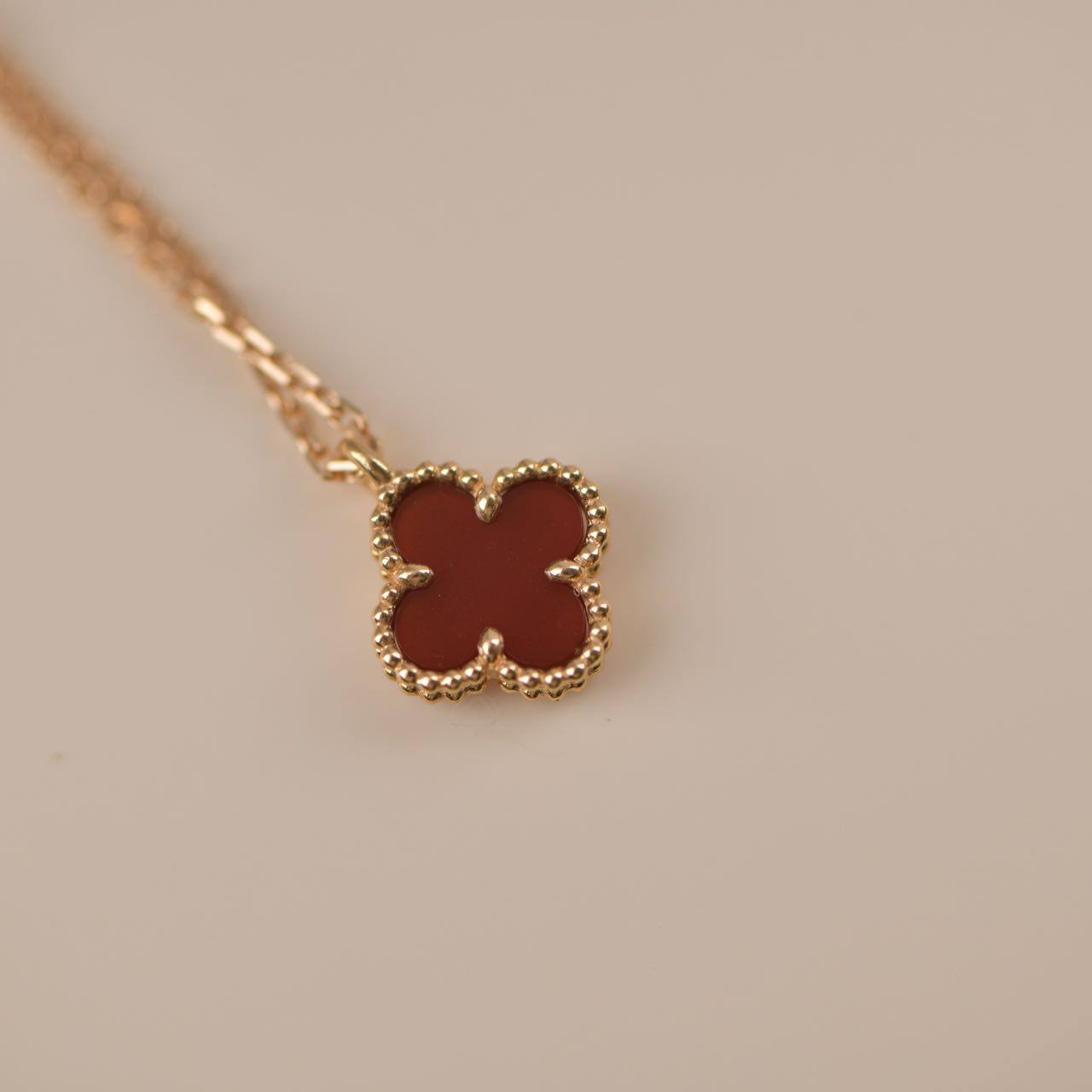 [moco jewelrys]CLOVER MINI 9.5MM WHITE CARNELIANS NECKLACE