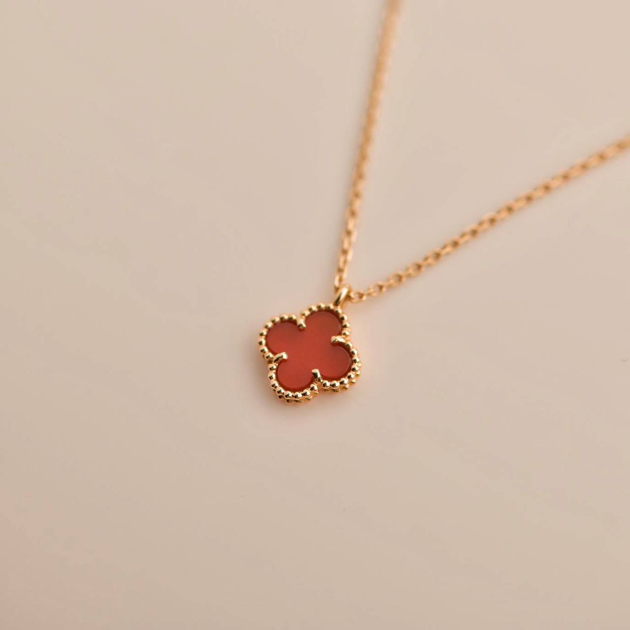 [moco jewelrys]CLOVER MINI 9.5MM WHITE CARNELIANS NECKLACE